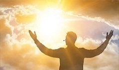 Homme tourné vers la lumière ressentant son éveil spirituel. (Blog)