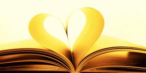 Livre d' Éveil Spirituel doré ouvert dont 2 pages forment un coeur.